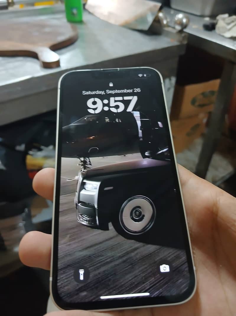 Apple iPhone 13 4
