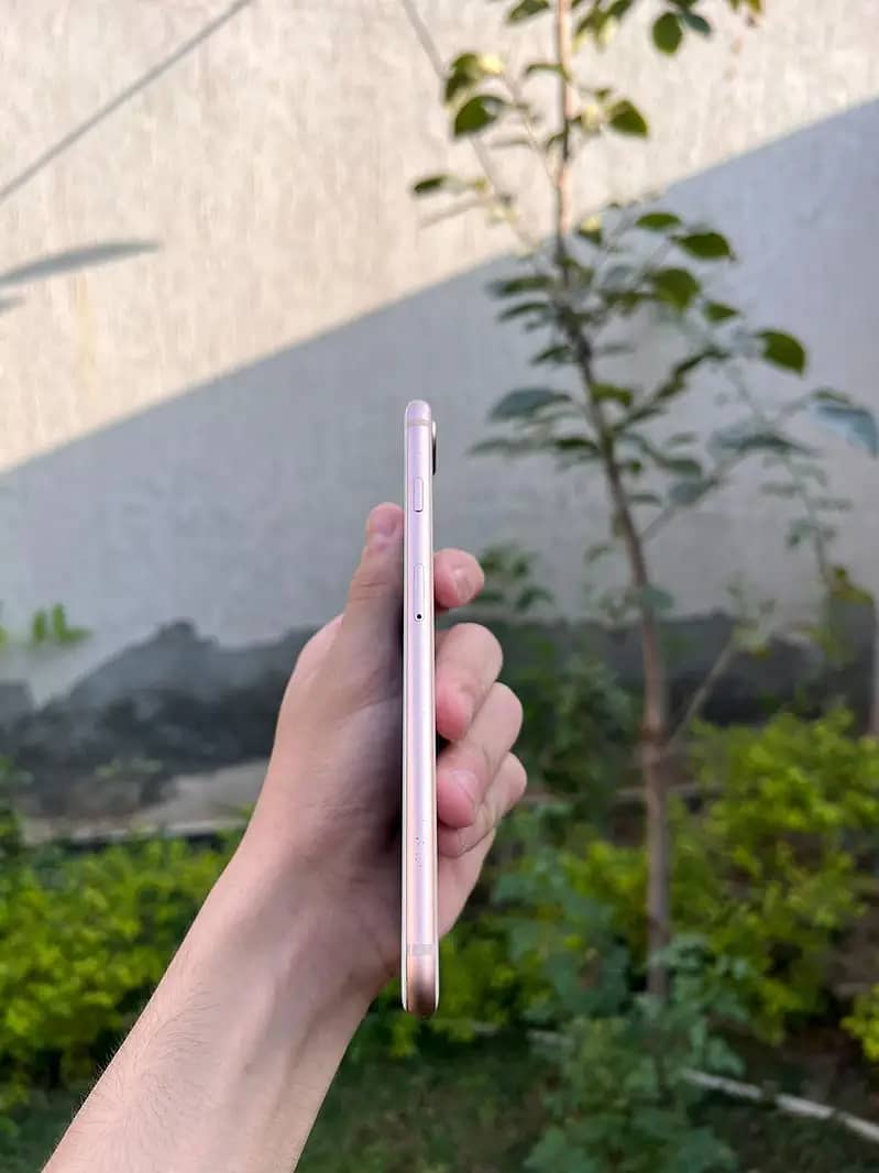 Apple iPhone 8 Plus 4