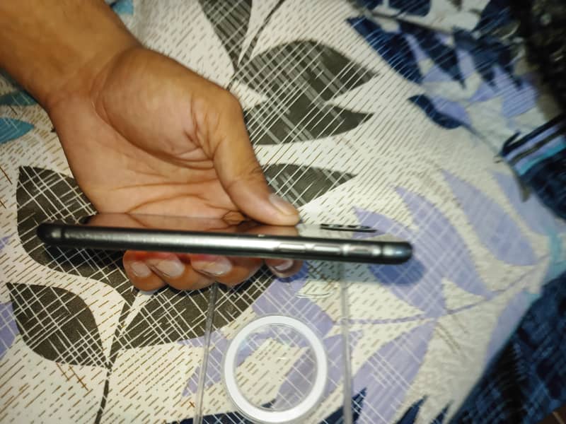 Apple iPhone 11 4