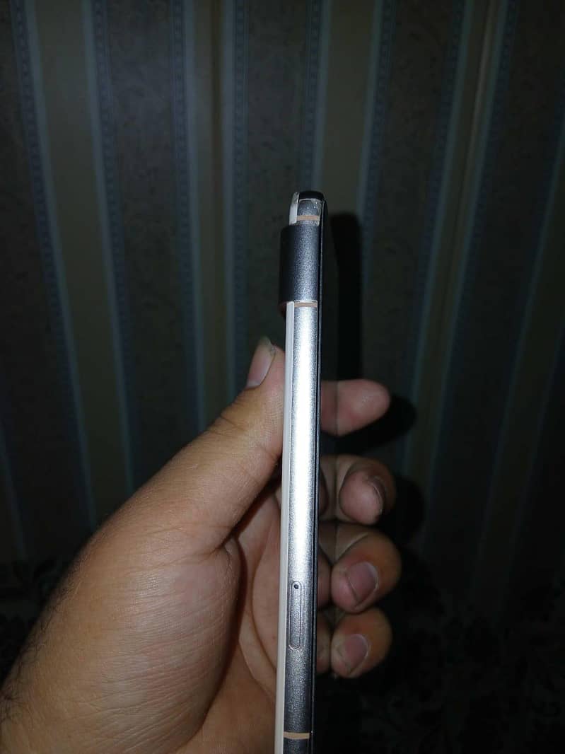 Google Pixel 8 4