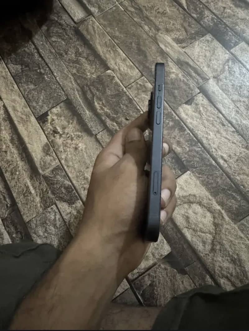 Apple iPhone 13 5