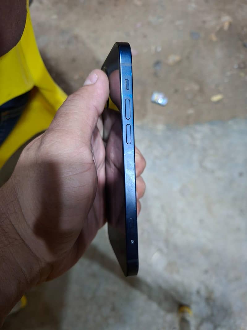 Apple iPhone 12 4