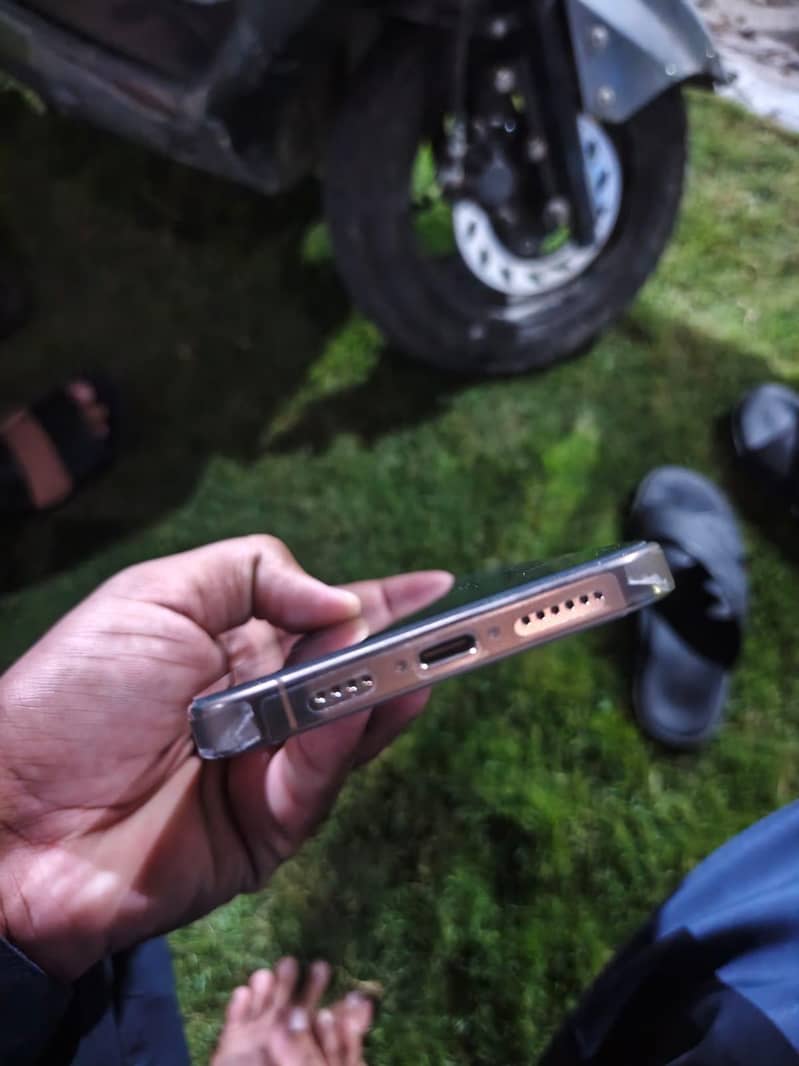 Apple iPhone 16 Pro Max 0
