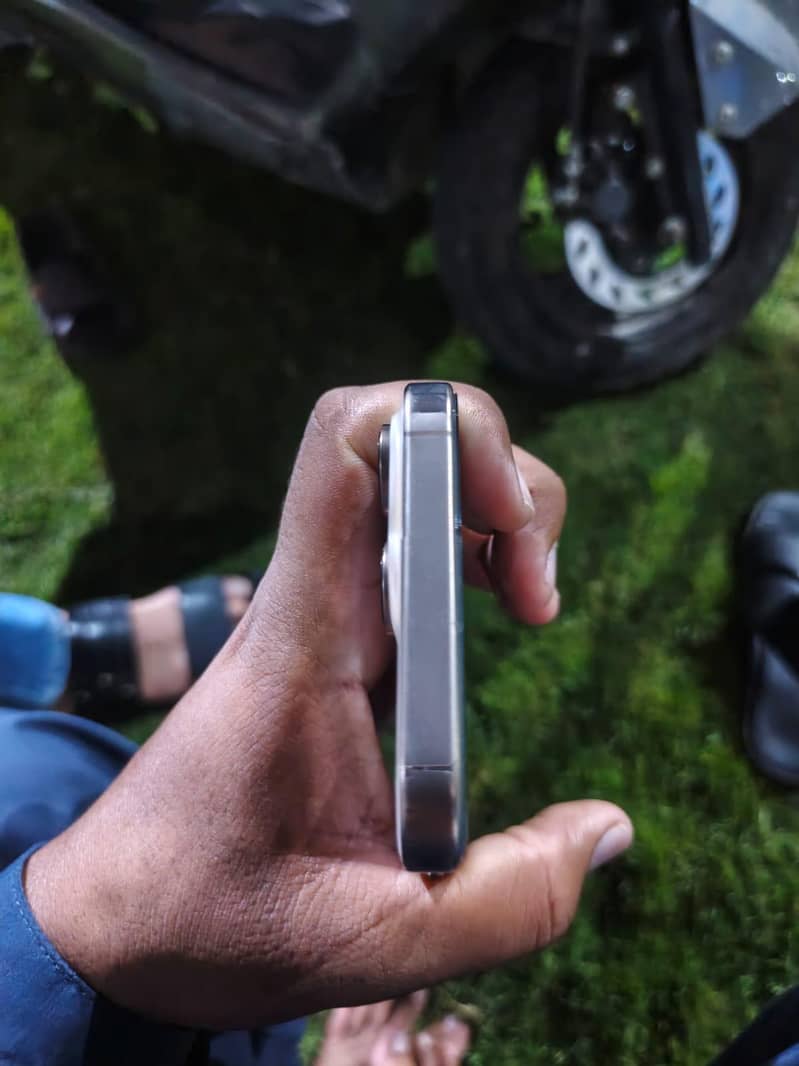 Apple iPhone 16 Pro Max 1
