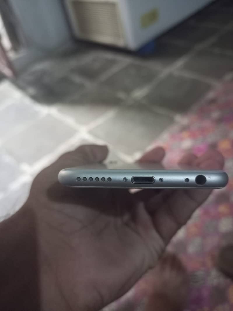 Apple iPhone 6S 4