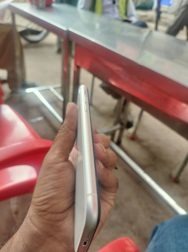 Apple iPhone 11 3