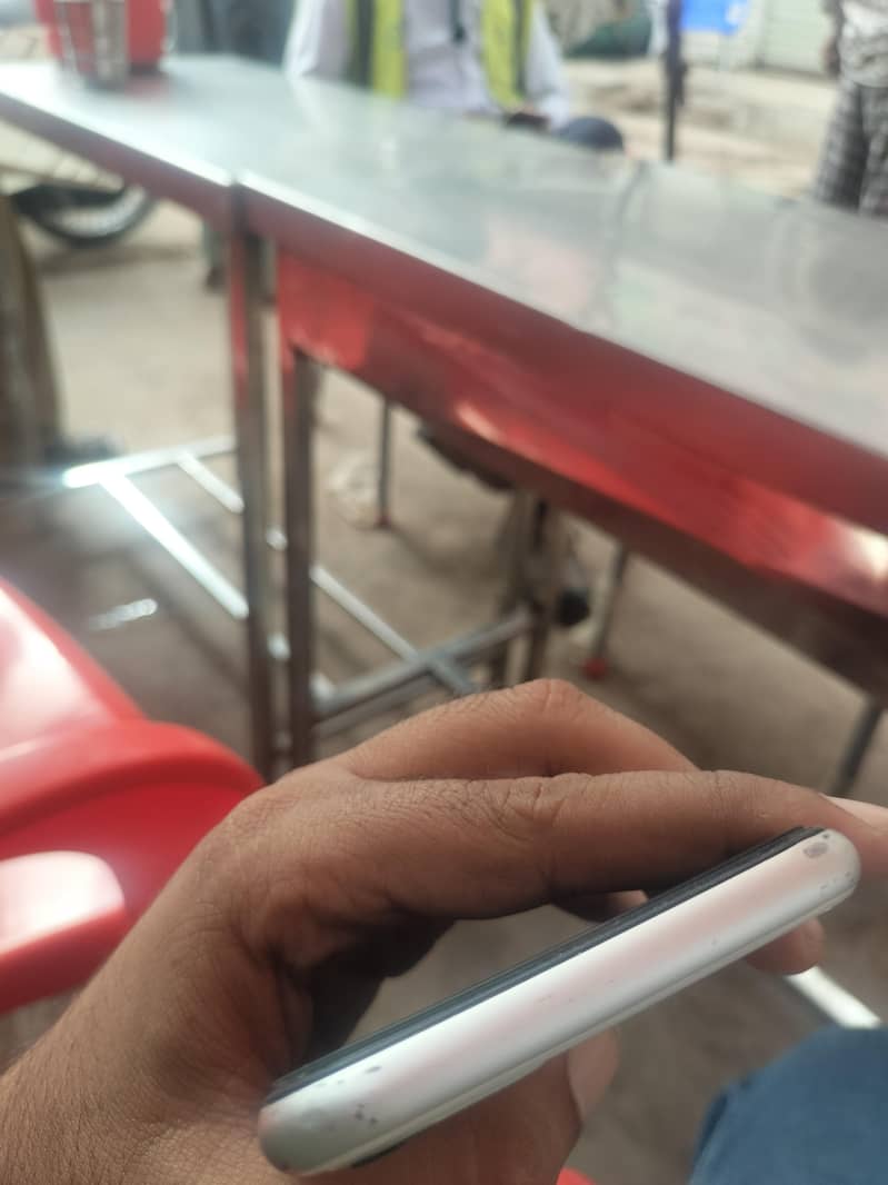 Apple iPhone 11 4
