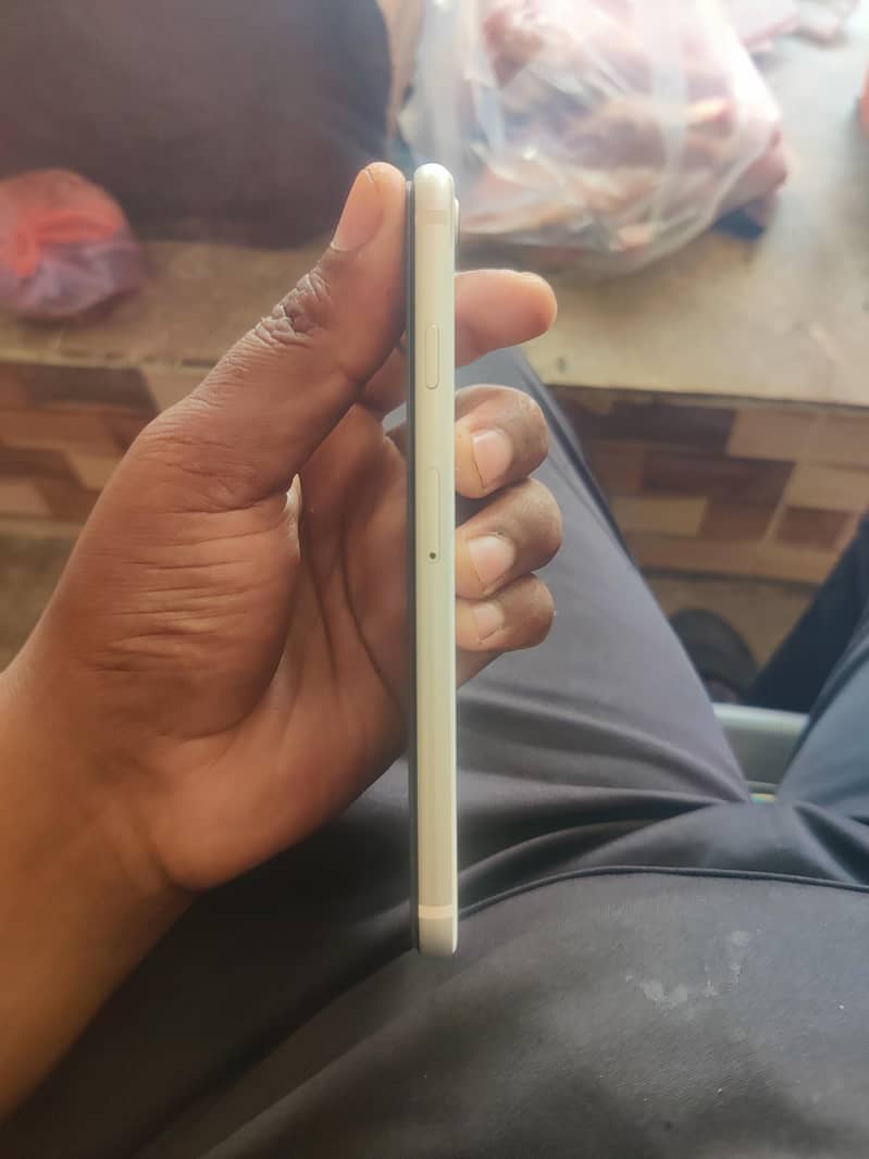 Apple iPhone SE 2nd generation 1
