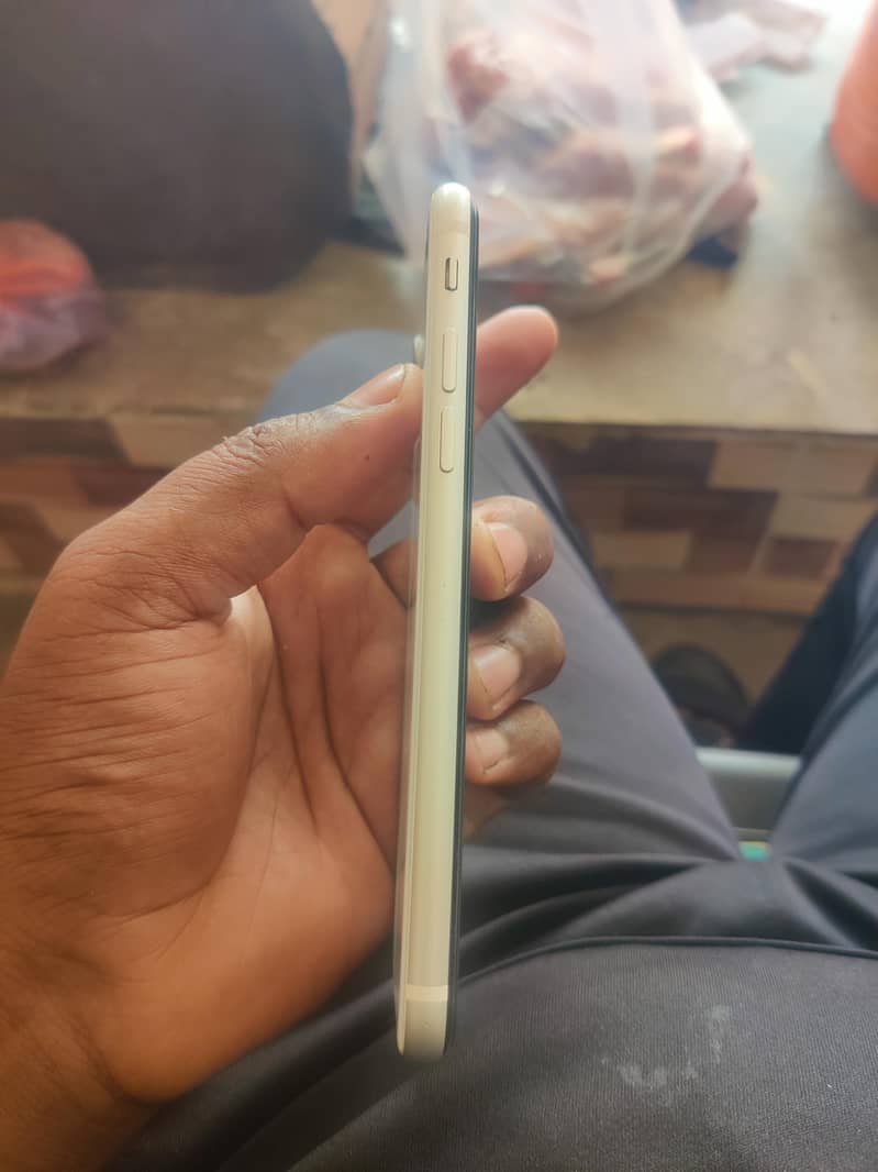 Apple iPhone SE 2nd generation 6