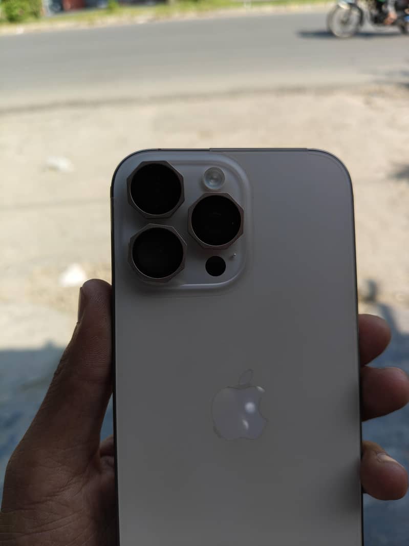 Apple iPhone 16 Pro Max 2