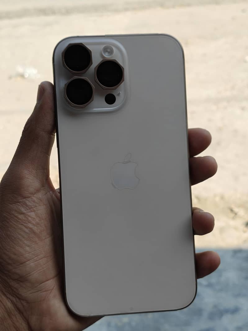 Apple iPhone 16 Pro Max 3