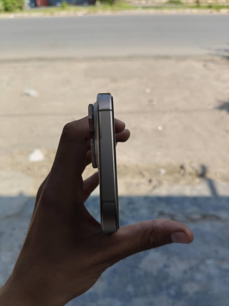 Apple iPhone 16 Pro Max 6
