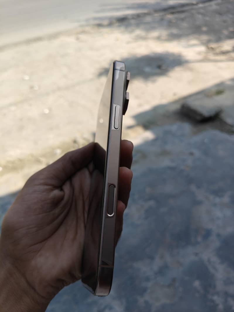 Apple iPhone 16 Pro Max 7