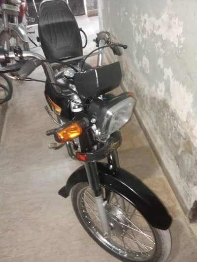 unique plus 2025 model black  only 3000km, demand 95k