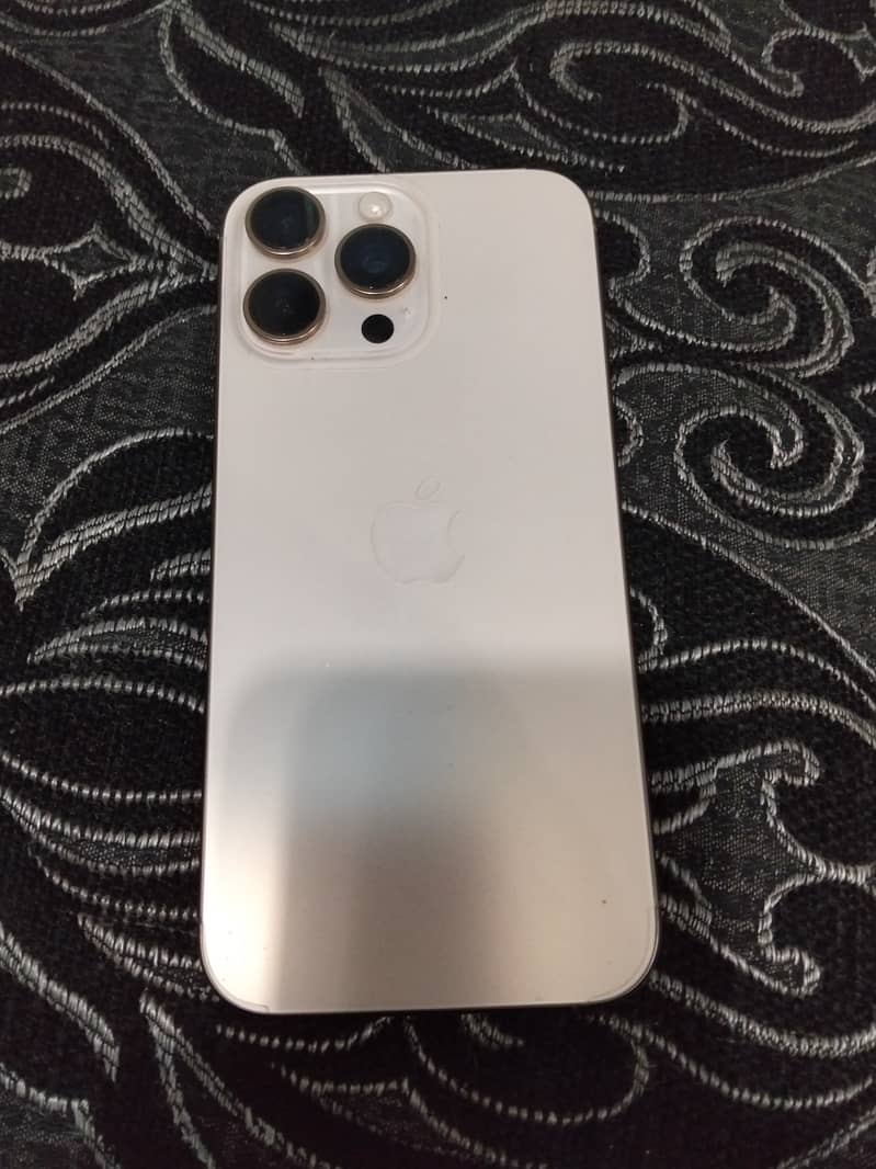 Apple iPhone 16 Pro Max 4