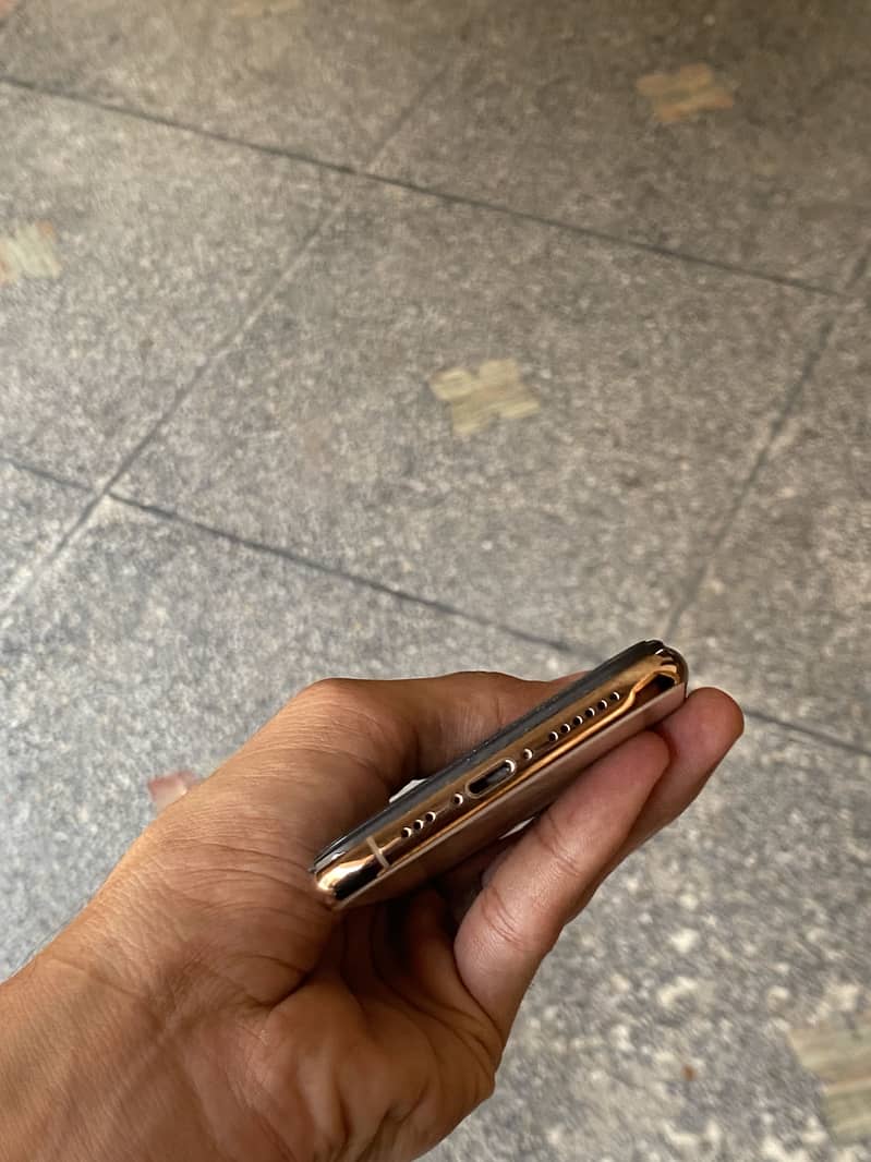 Apple iPhone XS 4