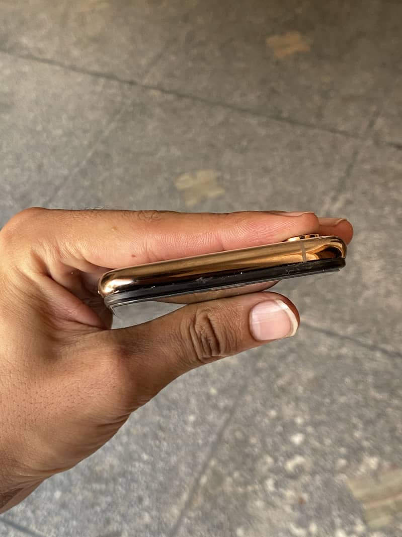 Apple iPhone XS 5