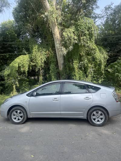 Toyota Prius registered and import in2013 and model2007 good condition