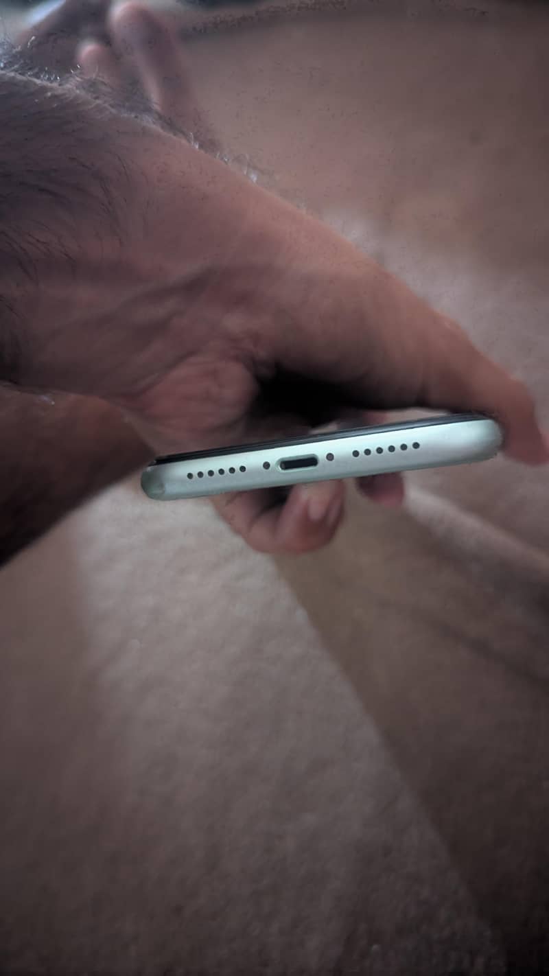 Apple iPhone 11 4