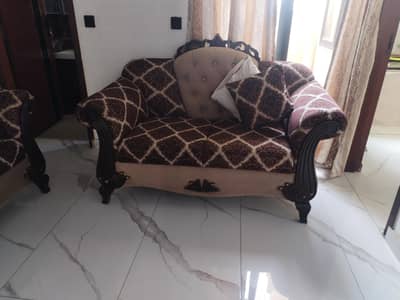 urgent sale sofa 5 seater it's molty foam using it's look like new