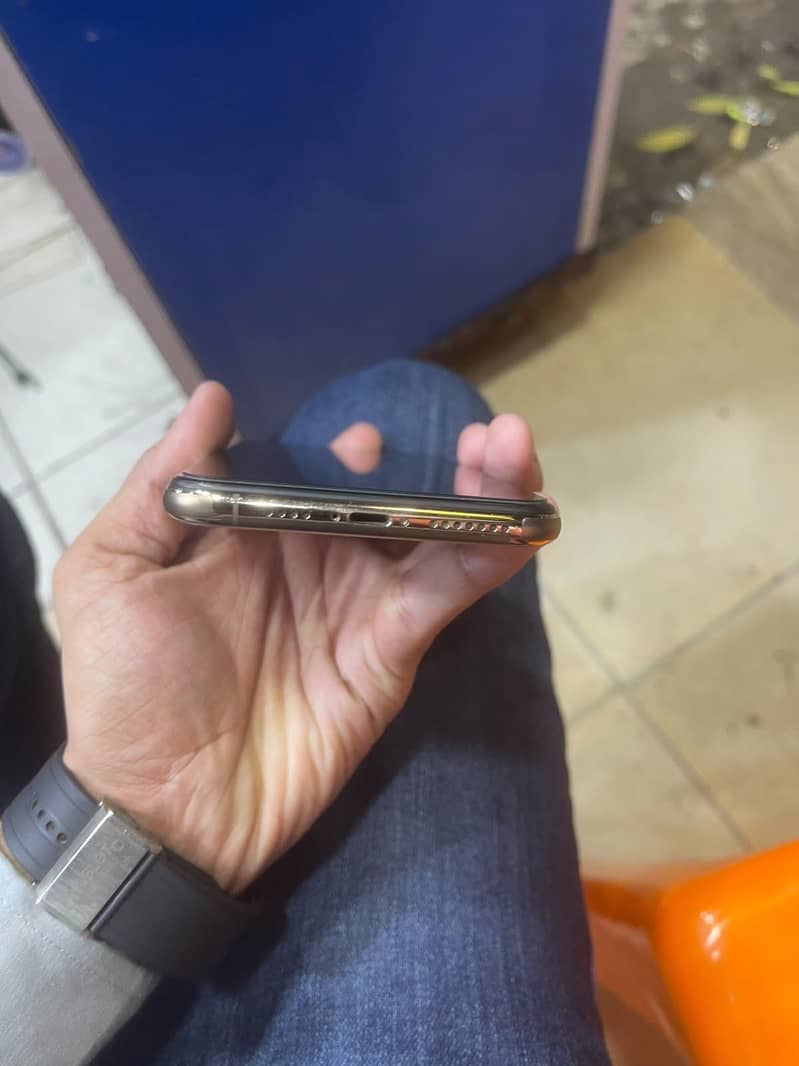 Apple iPhone XS Max 3