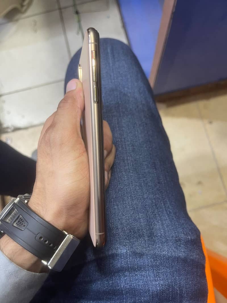 Apple iPhone XS Max 4