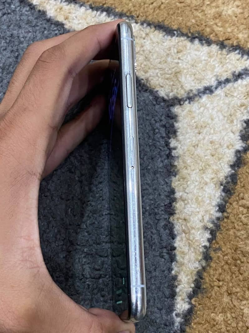 Apple iPhone X 4