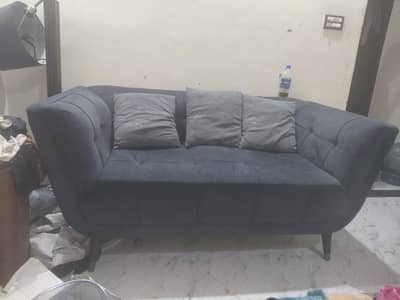 2 seater sofa with 3 pellows