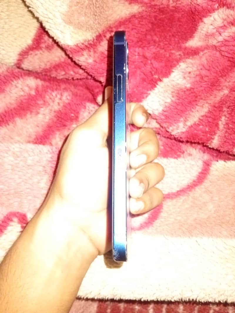 Apple iPhone 12 4