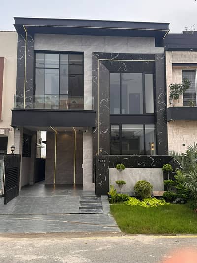 5 MARLA ELEGANT AND FULLY MAINTAINED BRAND NEW BUNGALOW IS AVAILABLE IN THE BEST BLOCK OF DHA LAHORE.