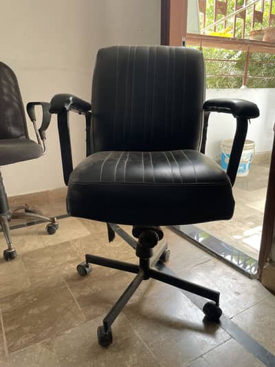 2 office chairs mesh. Used condition 6/10 proper functioning
