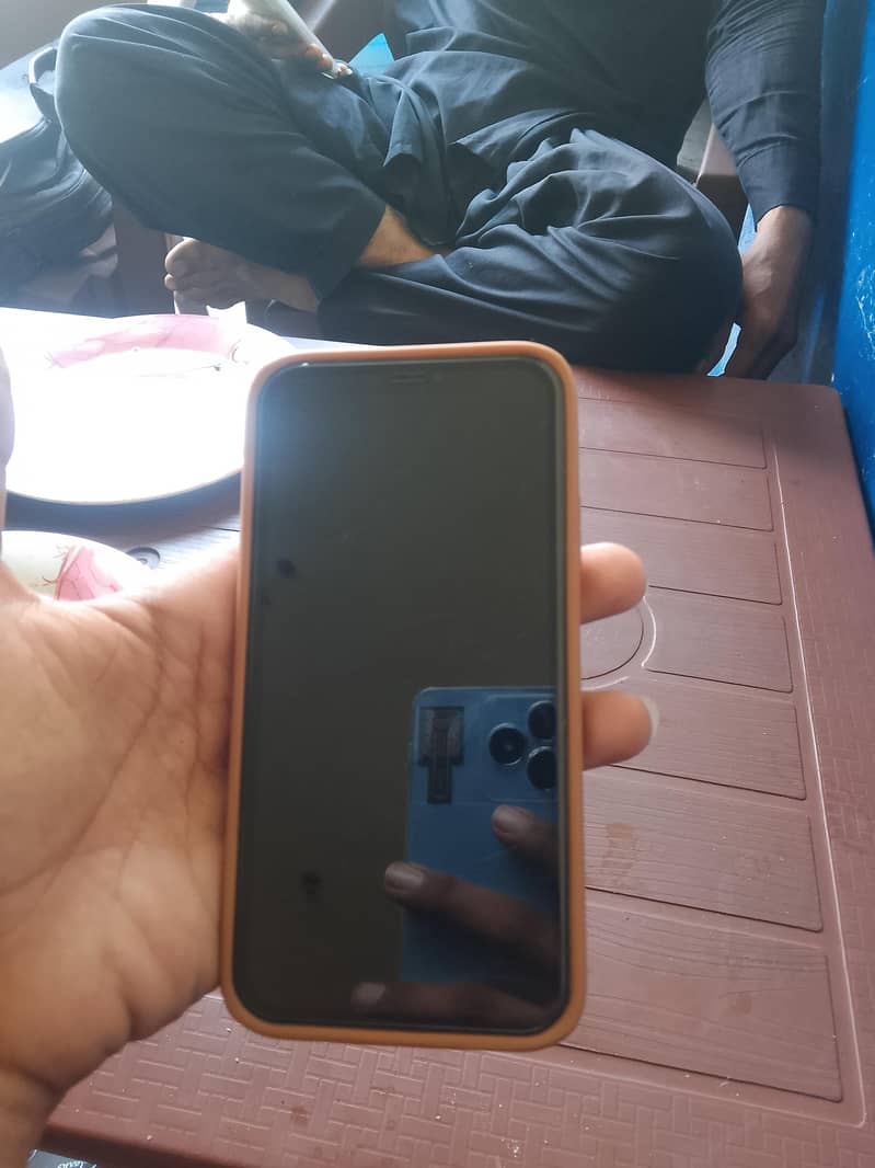 Apple iPhone 11 4