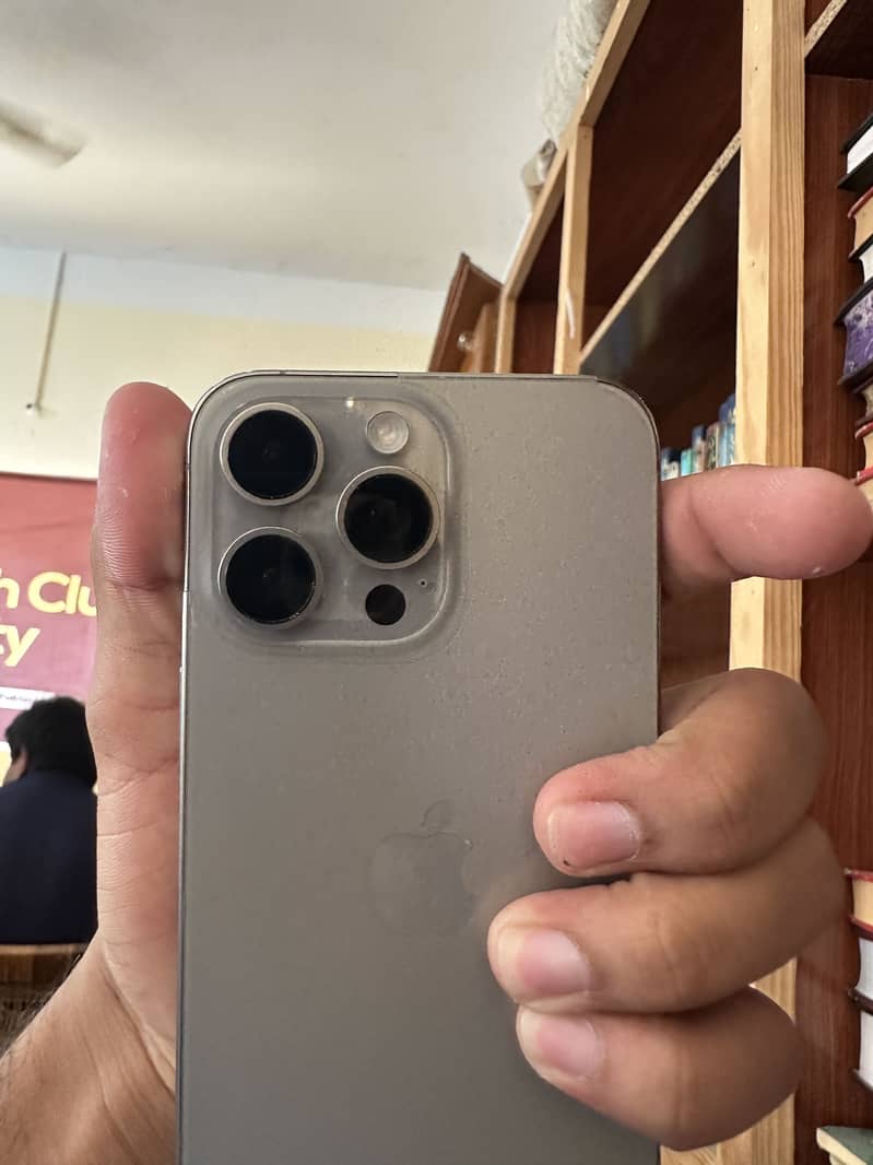 Apple iPhone 15 Pro Max 4