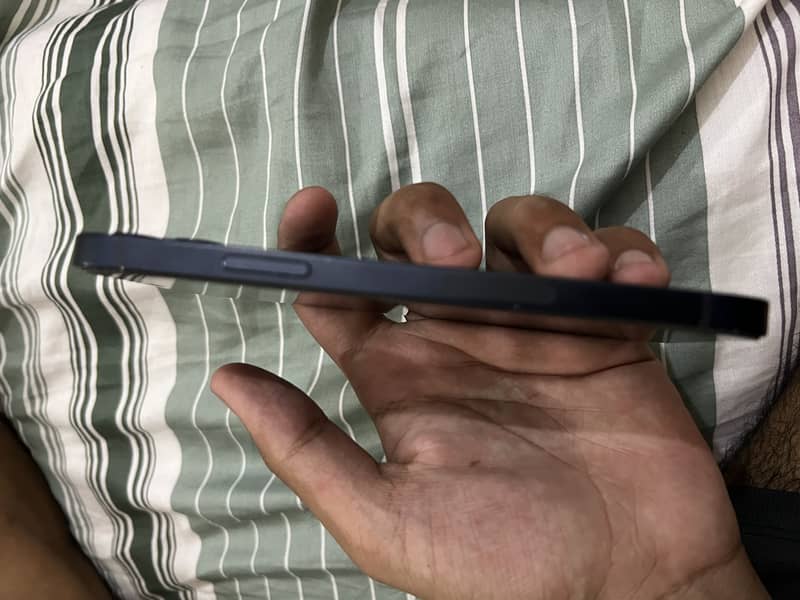 Apple iPhone 12 4