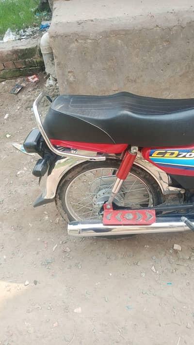4400 km abhi chili hy 3 month Howe new li thi urgent sale