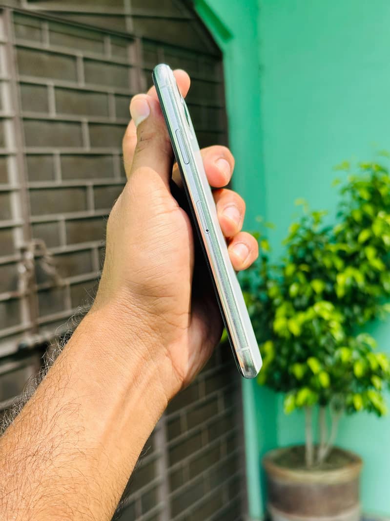 Apple iPhone 11 Pro Max 2