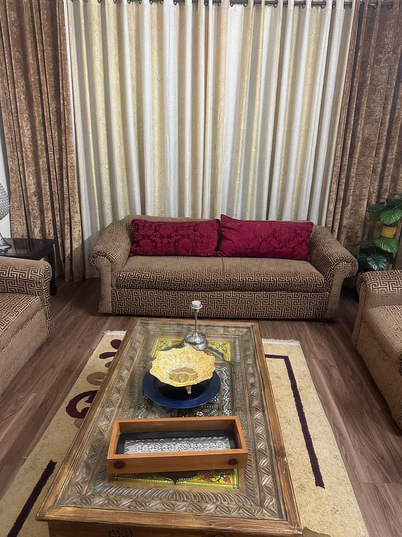 Sofa in excellent condition 0