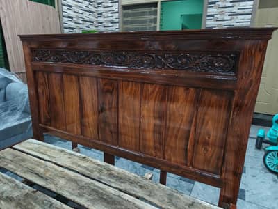 ghr ka furniture ha use nhi hwa new condition bed King Size