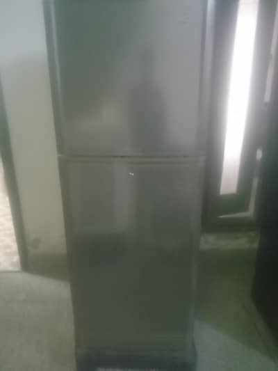 GOOD CONDITION REFRIGERATOR MEDIUM SIZE
