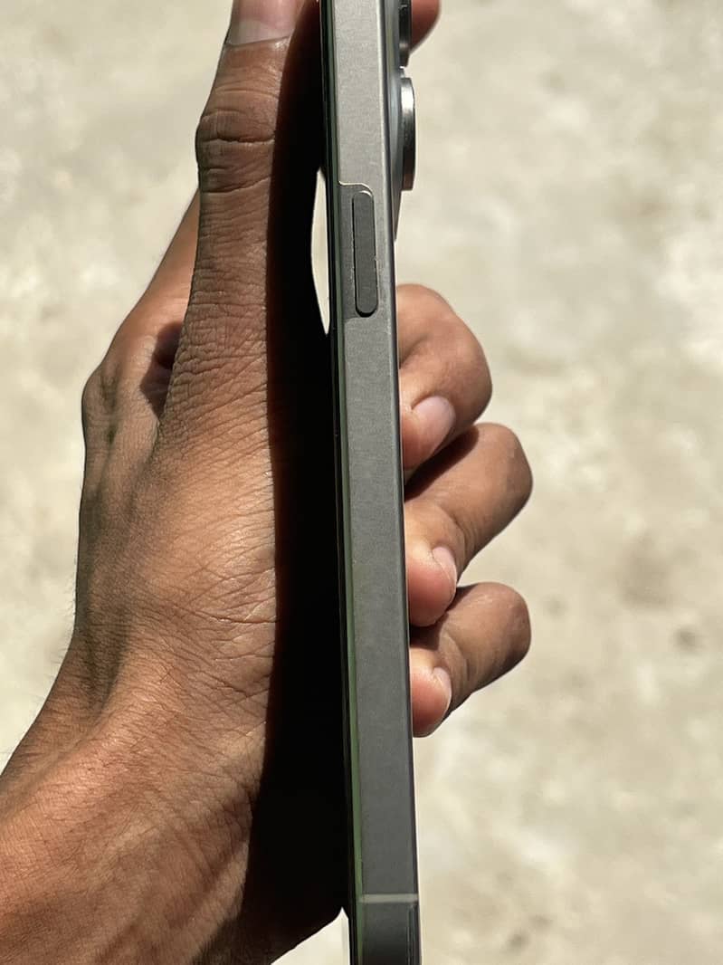 Apple iPhone 15 Pro Max 2