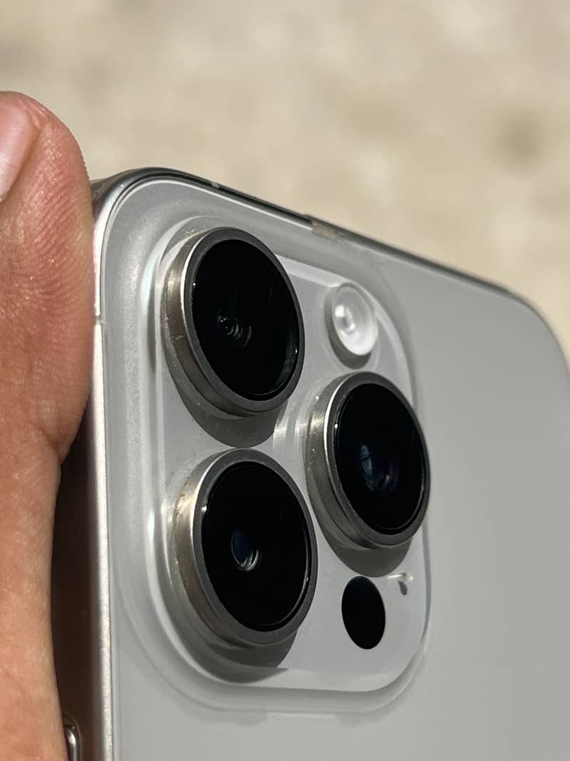 Apple iPhone 15 Pro Max 9