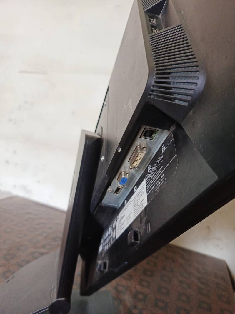 HP Elite display E221 3