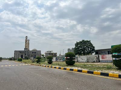 14 Marla Ideal Location Invester Price Plot For Sale Near Park Avinue