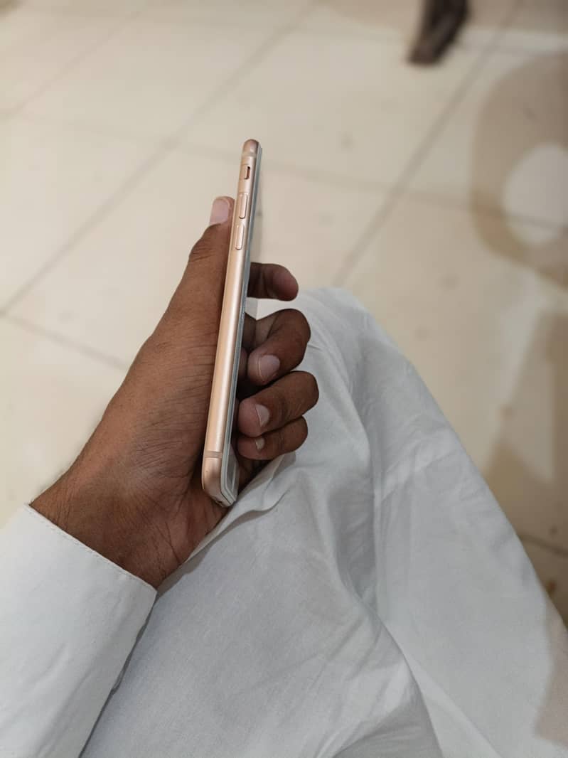 Apple iPhone 8 4