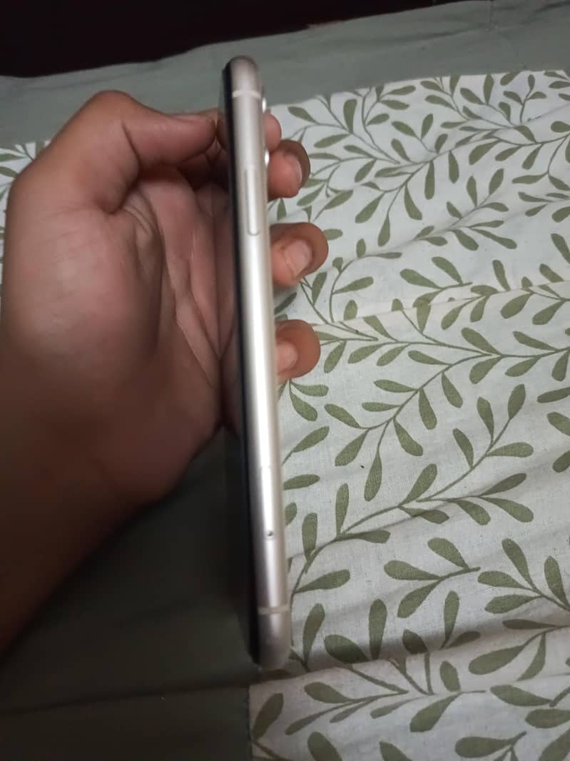 Apple iPhone 11 4