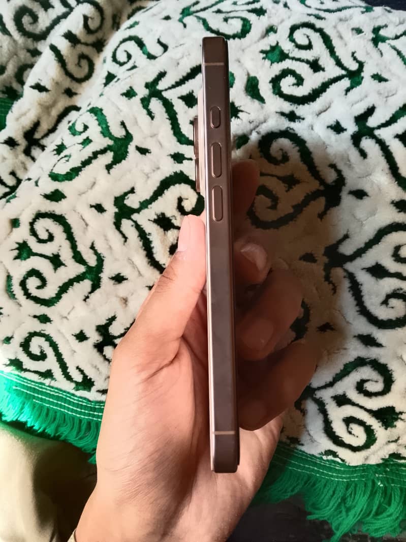 Apple iPhone 16 Pro 2