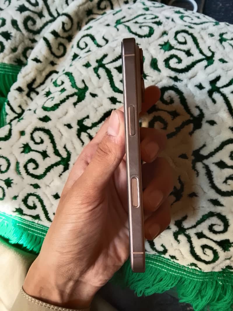 Apple iPhone 16 Pro 3