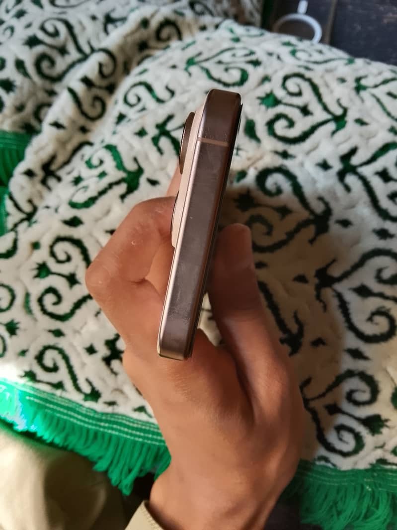 Apple iPhone 16 Pro 4