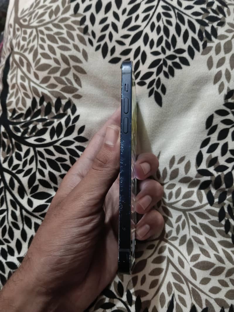Apple iPhone 12 4