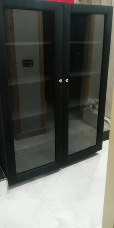 GLASS SHOWCASE